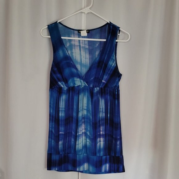Fun, blue patterned sleeveless top. - Picture 1 of 4